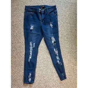 Fashion Nova Size 9/10 fashion, ripped, skinny blue Jean. Great con worn 1X